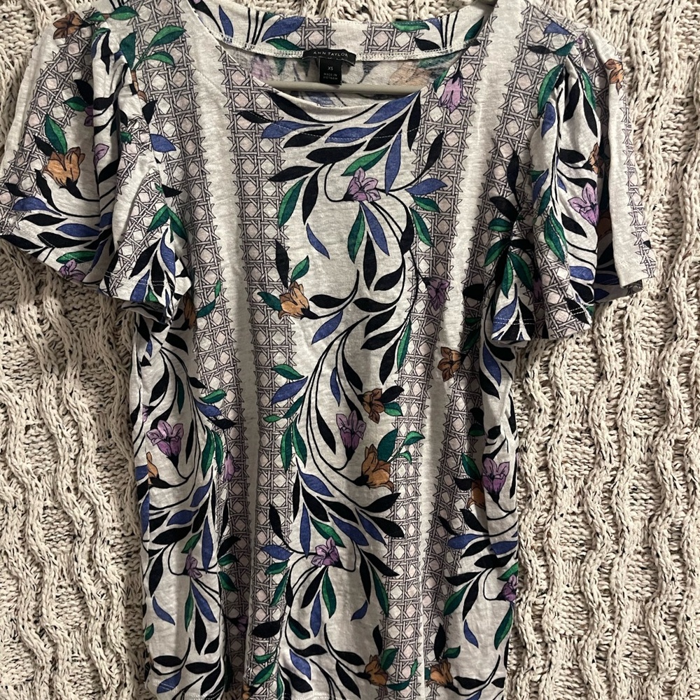 Ann Taylor Gray Floral Short Sleeve Tee
